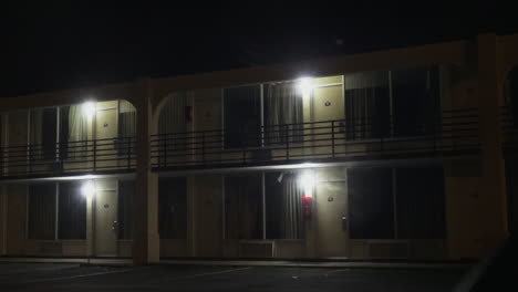 luces exterior noche en un hotel de motel de baja clase