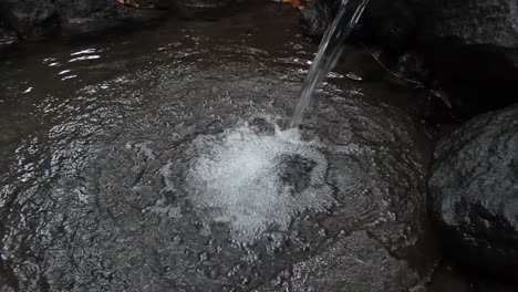 agua dulce en medio del bosque que corre en tuberías - bambú