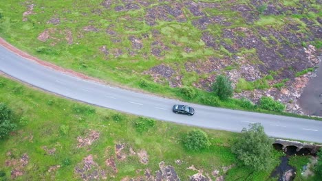 Vista-Aérea-De-Los-Coches-Que-Circulan-Por-La-Carretera-Entre-El-Paisaje-Verde