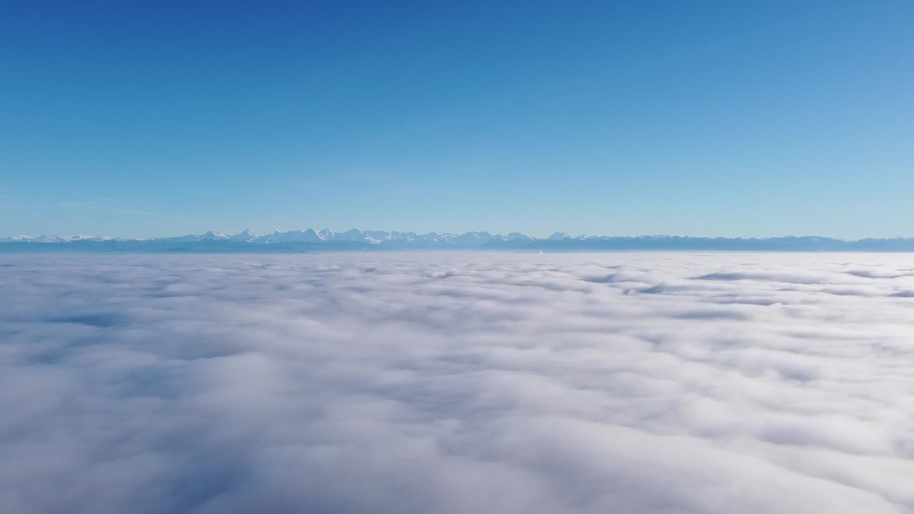 maravilloso vuelo con el dron sobre un mar de niebla impresionante hacia los majestuosos alpes suizos en un hermoso tiempo soleado