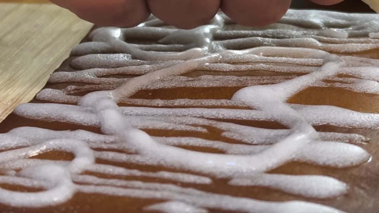 нанесение клея на деревянную фанеру