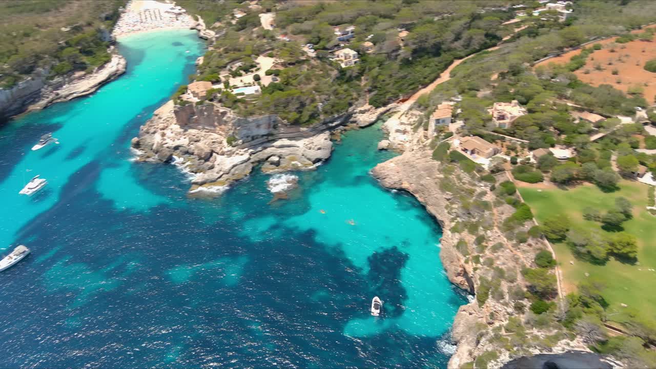 mallorca: vista aérea da cidade turística de cala liombards, na ilha de maiorca, espanha, europa.