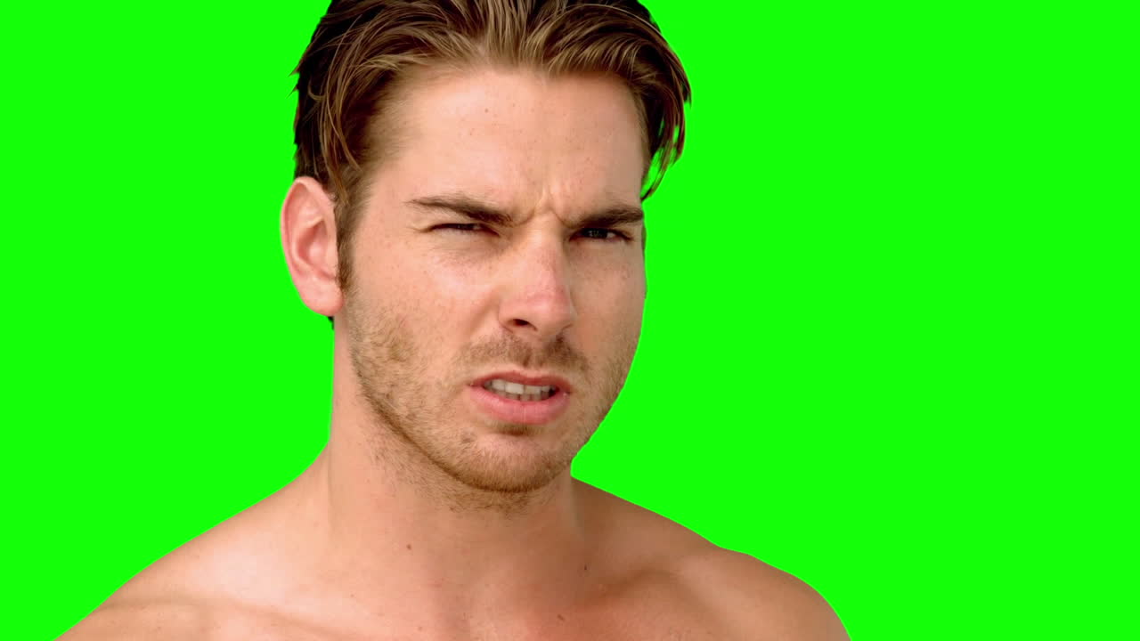 화가 난 남자가 카메라를 쳐다보고 있다.