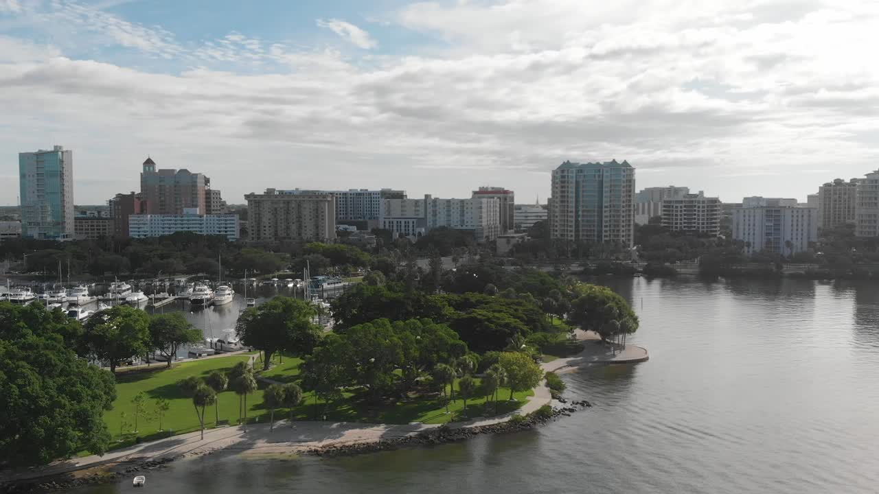 무인 항공기에서 본 플로리다 주 새러 소타의 아름다운 시내