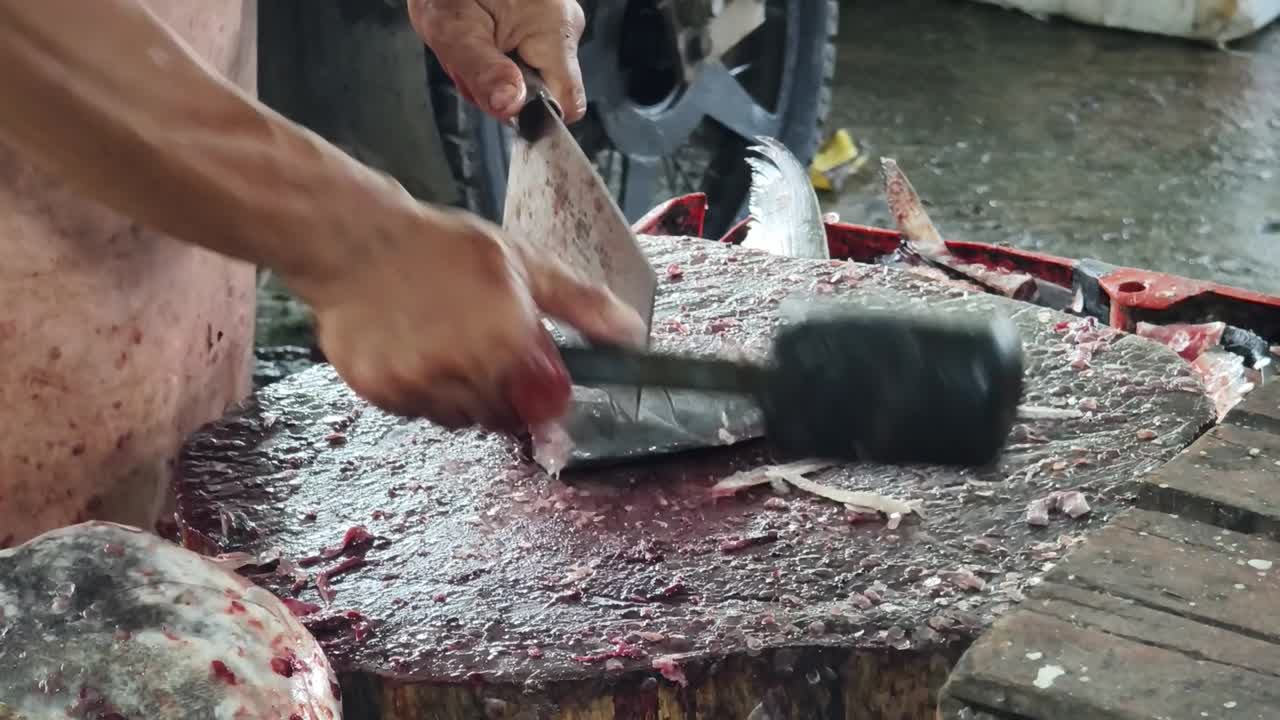 시장 에서 물고기 를 잘라내는 어부