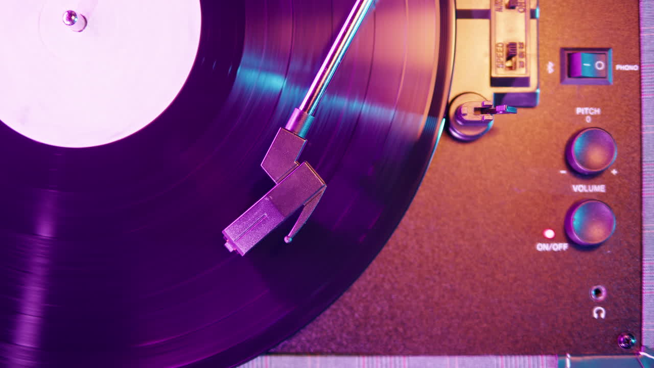 Disco in vinile retrò che gira sul giradischi con luci al neon.