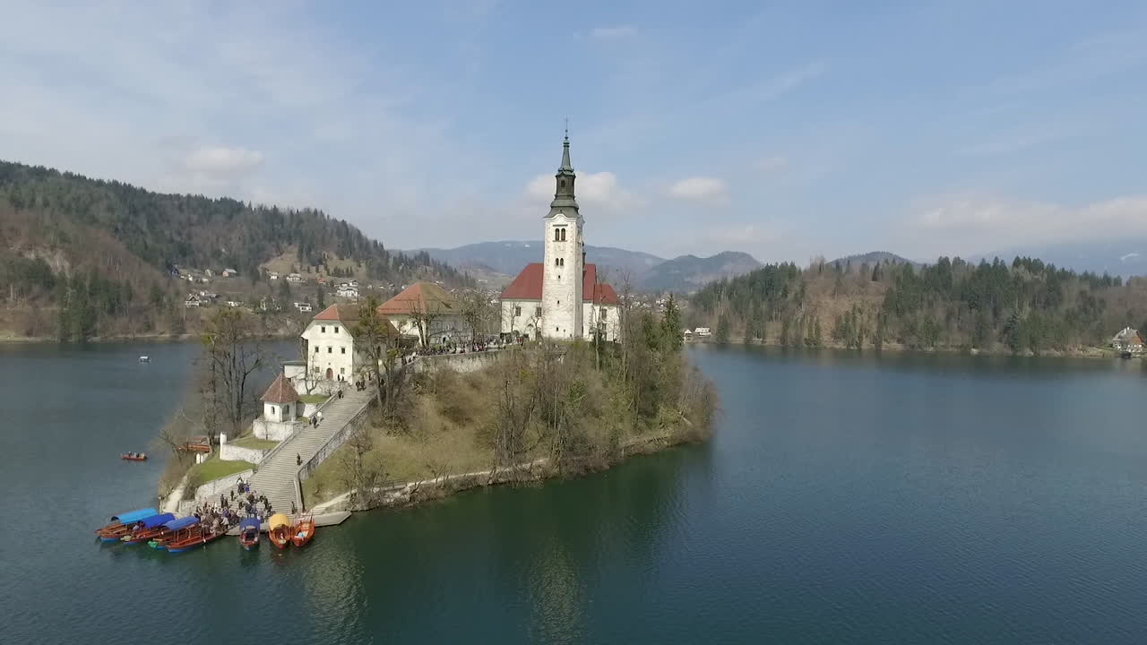 Vista aerea dell'isola con una piccola chiesa situata al centro del Lago di Bled, Slovenia