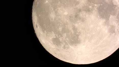 Enorme-Timelapse-De-Súper-Luna-En-Una-Noche-Oscura-Con-Cielo-Despejado