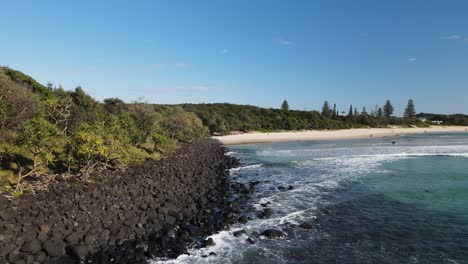 Vista-Panorámica-De-Las-Formaciones-Rocosas-De-Basalto-De-Fingal-Heads-Y-Zona-De-Playa-Aislada