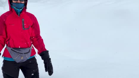 una mujer con chaqueta roja apenas caminar en la nieve pesada en el bosque paisaje de la aldea nevada en el bosque de hyrcanian y senderismo senderismo en invierno concepto alegre maravillosa aventura amplia vista de paisajes naturales