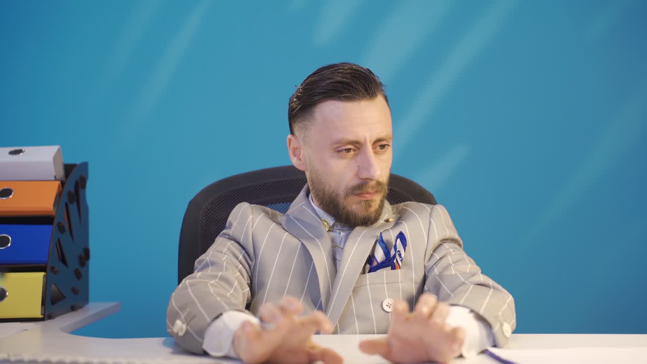 hombre de negocios estresado y reflexivo abrumado sentado en su escritorio y aburrido.