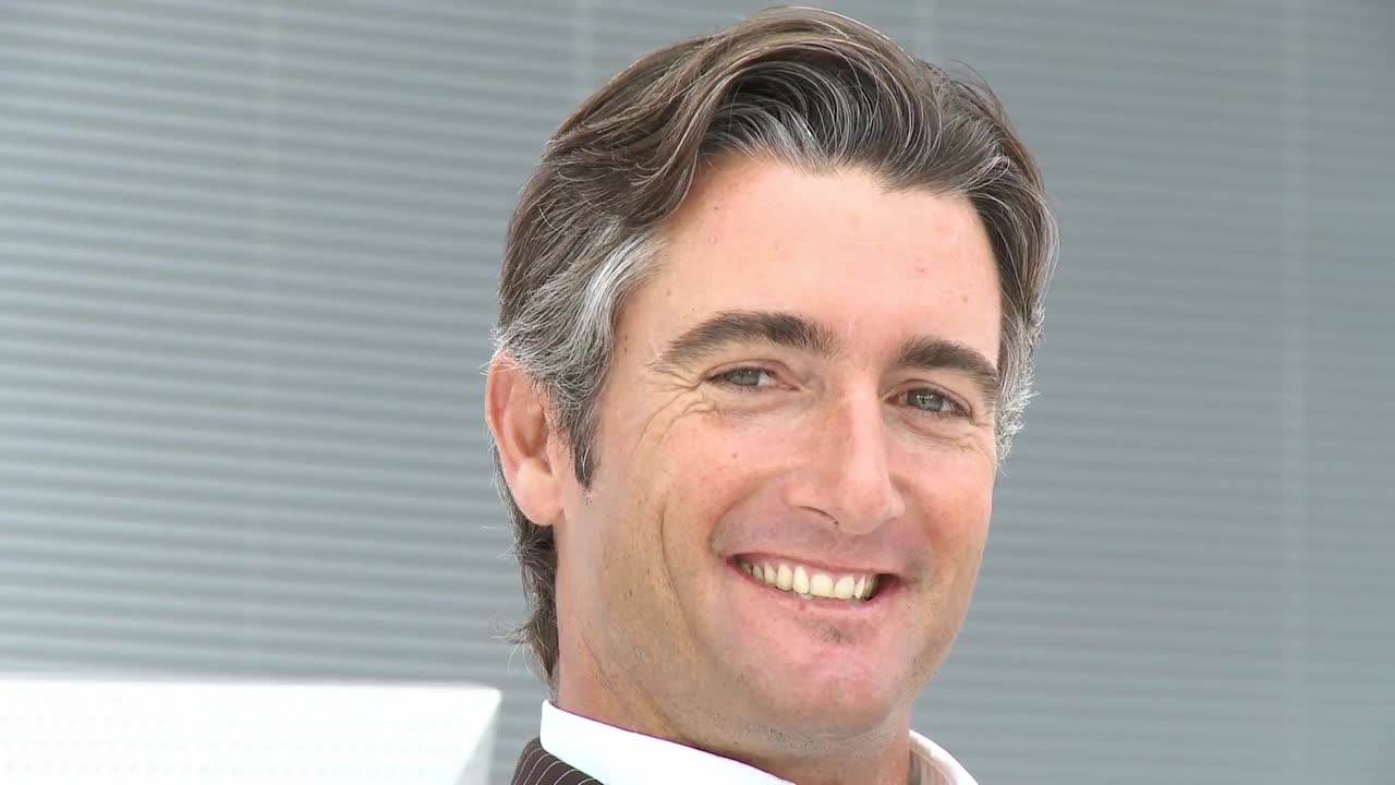 primer plano de un hombre de negocios sonriendo a la cámara