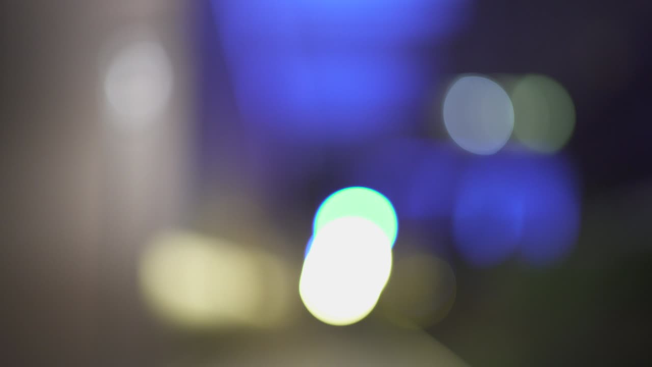 파리의 비즈니스 디스트릭트 (business district) 의 비중이 낮은 야간 도시 조명, 초고층 건물의 바닥, 건물의 색이 흐릿한 보케, 4k uhd, 파란색과 노란색.