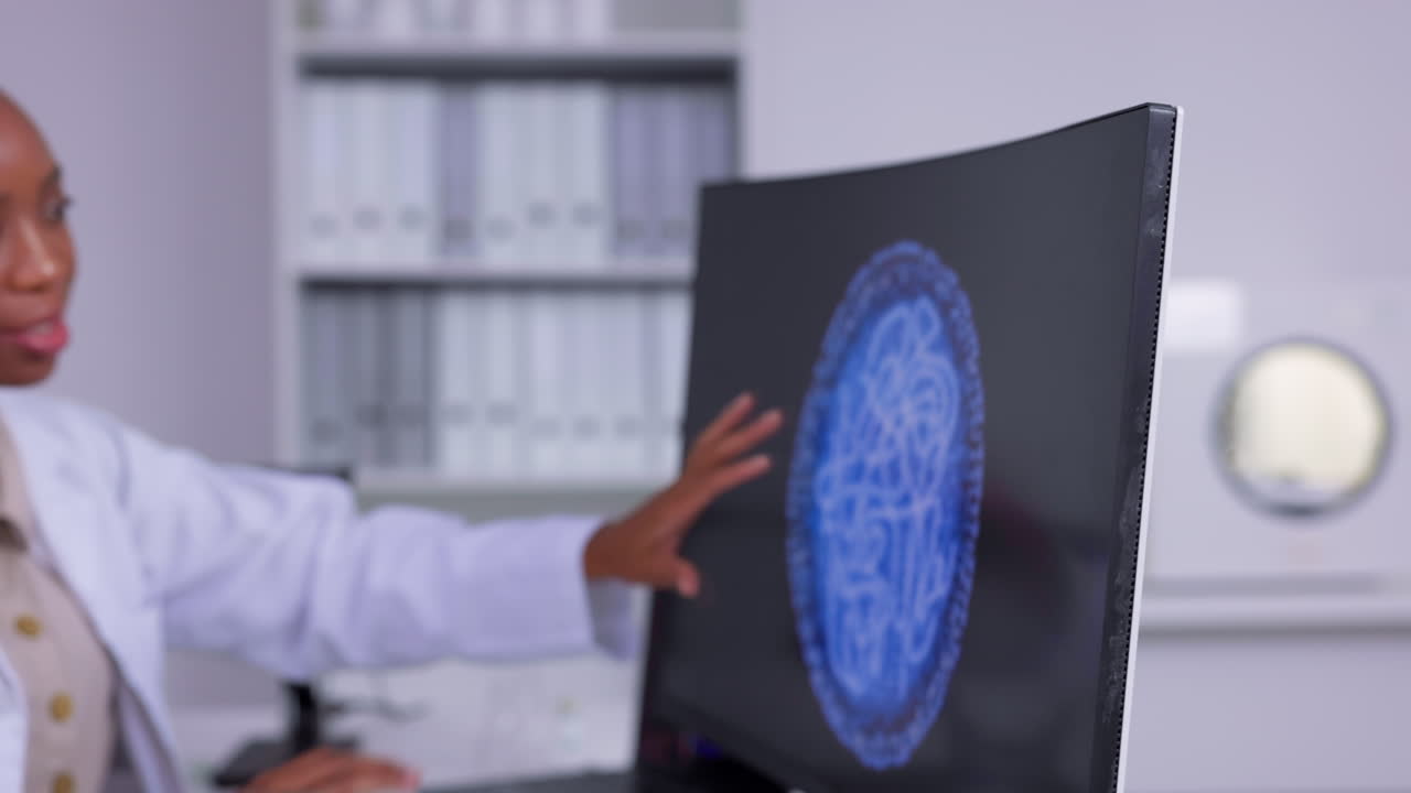 과학자들과 여성들과 함께 셀, 스크린 및 데이터