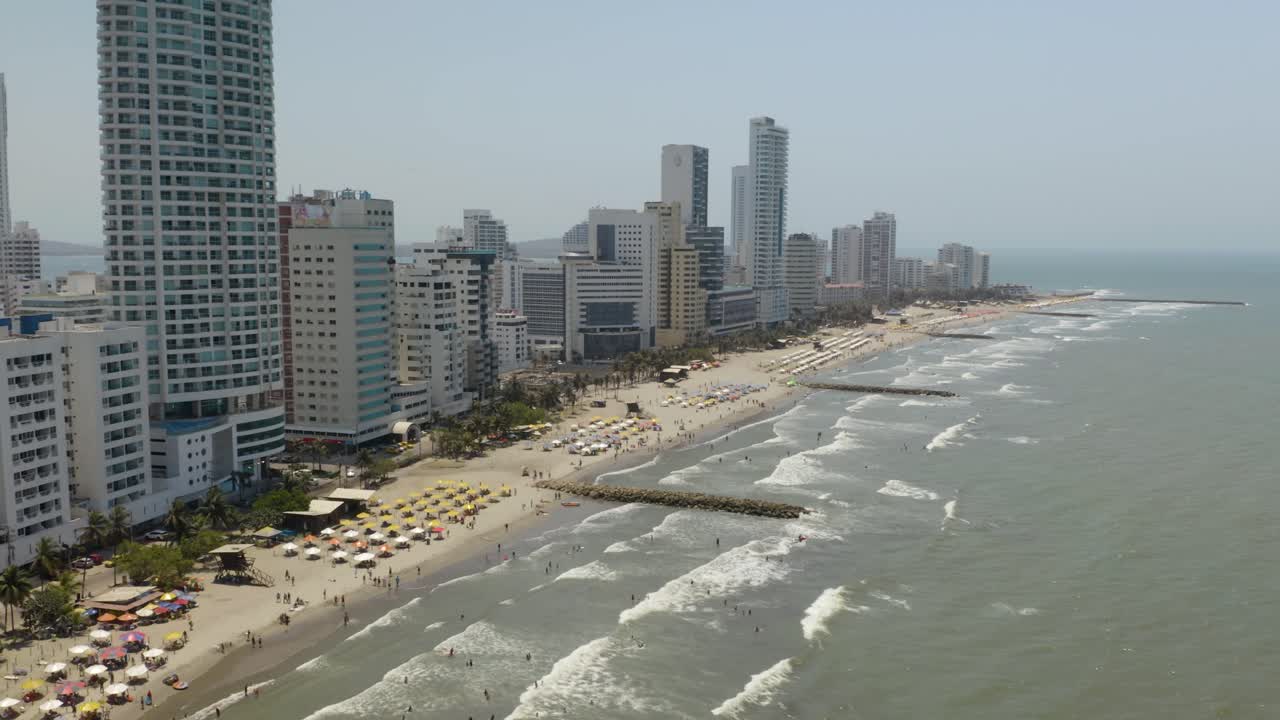 vista de pájaro de las olas rompiendo en la playa de bocagrande en cartagena, colombia