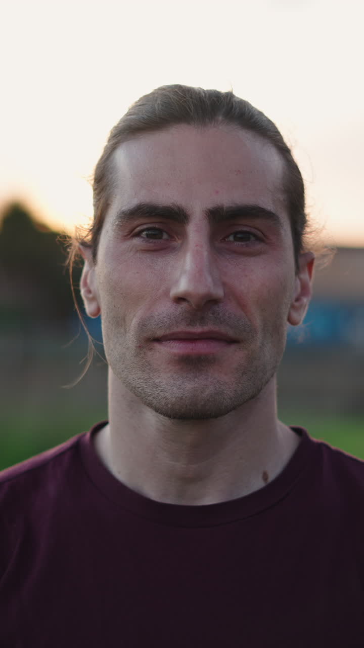 Primo piano di un uomo sorridente che guarda la camera