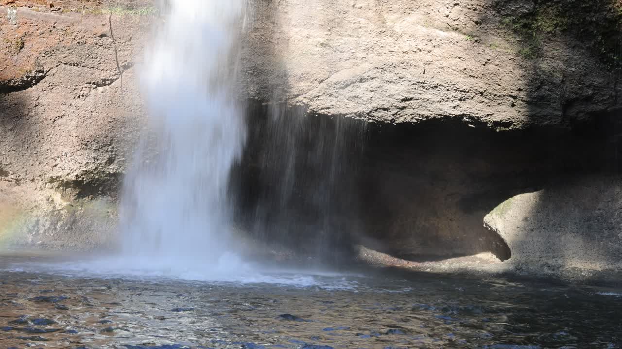 사이 시간이 지남에 따라 폭포를 통과합니다.