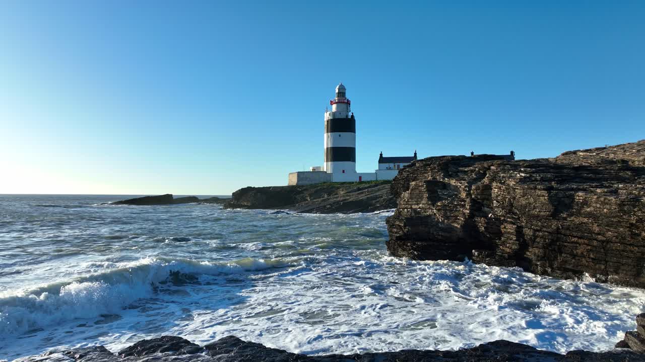Mercusuar tengara Hook Head Wexford Irlandia di pesisir dengan seribu bangkai kapal.