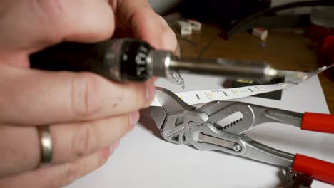imágenes de una persona soldando cables en una tira de led