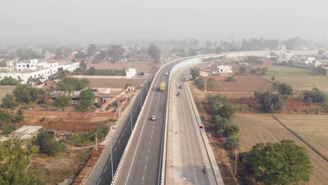 Vista-De-Drones-Del-Tráfico-En-La-Carretera-Desde-Un-Paso-Elevado-En-Punjab