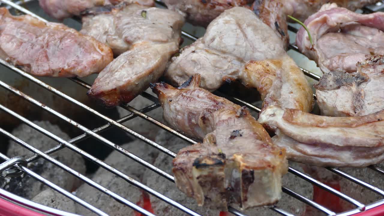 버킷 바베큐, 로즈마리 소금, 올리브 오일에 양고기 갈비