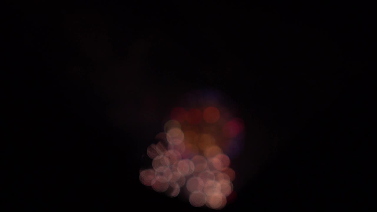 Fuochi d'artificio bianchi, verdi e rossi con effetto bokeh. Sfondo festivo