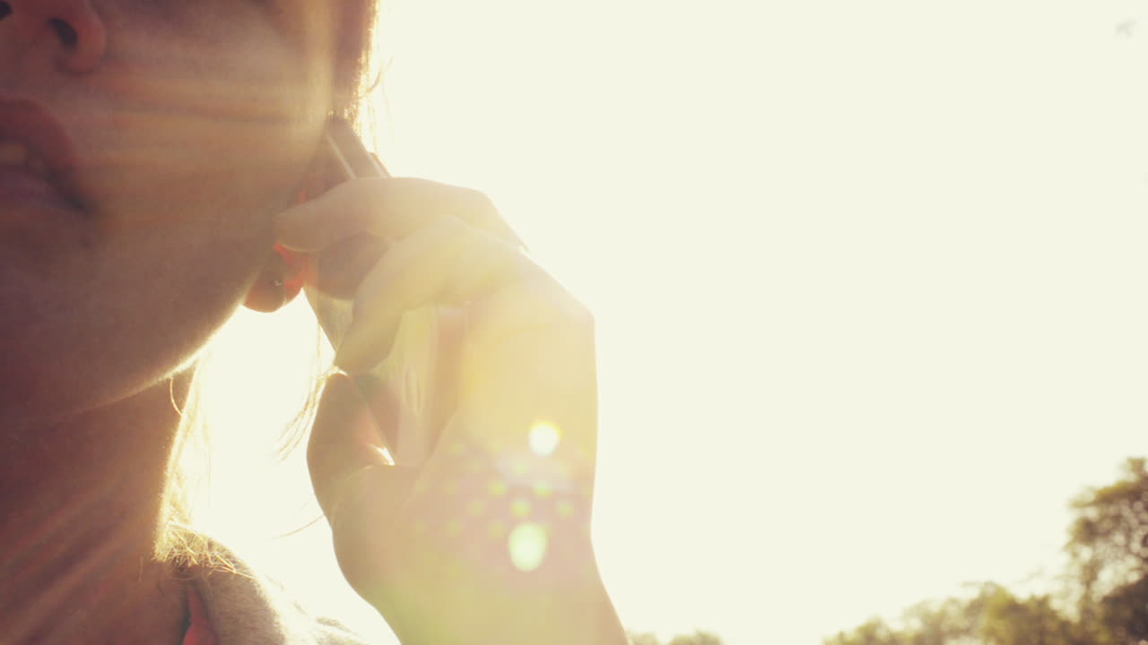 밖에서 드폰으로 대화하는 여자