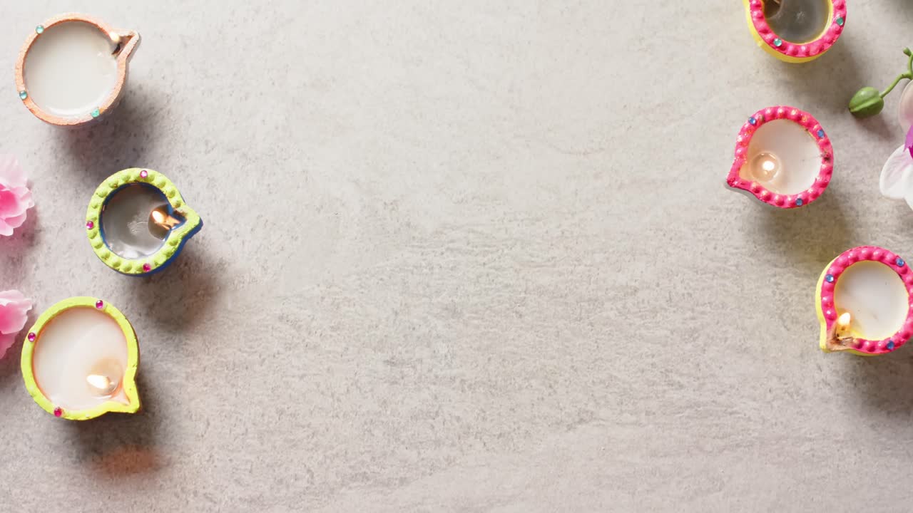 primer plano de velas coloridas en llamas celebrando diwali con espacio de copia en un fondo blanco