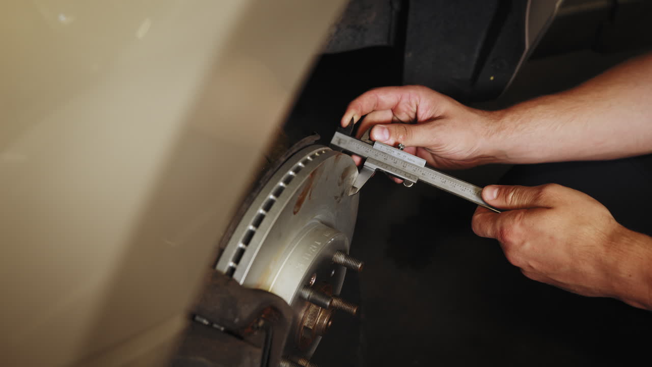 medición de las pastillas de freno de un automóvil