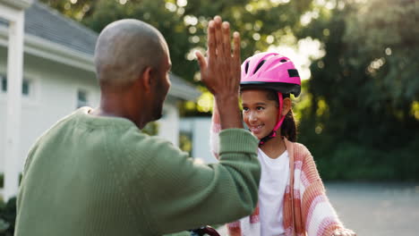 Papá,-Niña-Y-Choca-Esos-Cinco-Con-Bicicleta