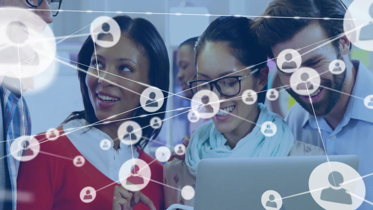 Equipe colaborando em torno de um laptop, exibindo ícones de conexão de rede para marketing digital.