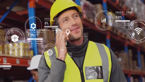 animación del procesamiento de datos sobre un hombre caucásico en un teléfono inteligente trabajando en un almacén