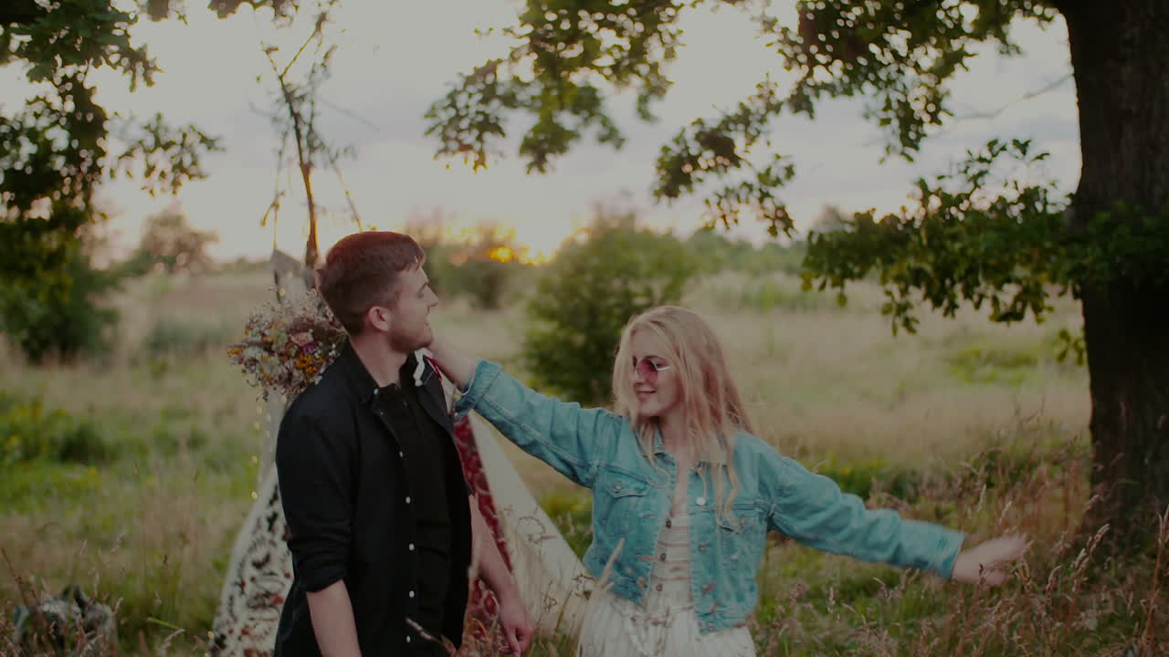 황혼 야외에서 춤을 추는 정력적인 커플 7