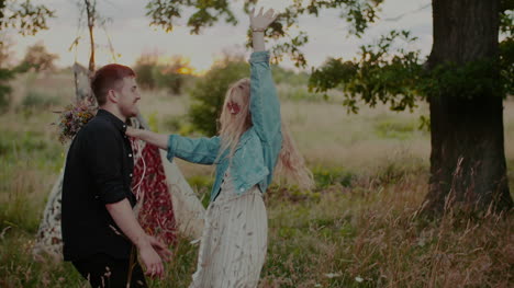 pareja enérgica bailando al aire libre al atardecer 7