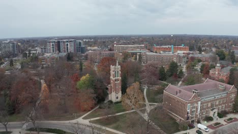 beaumont tower en la universidad estatal de michigan con video de drones avanzando