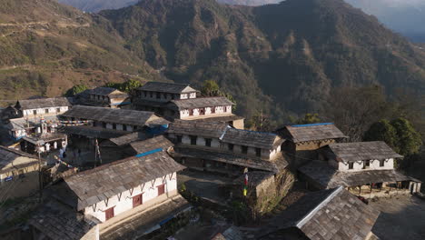 Imágenes-Aéreas-De-Drones-De-Casas-Tradicionales-En-La-Aldea-De-Ghandruk,-Kaski,-Nepal