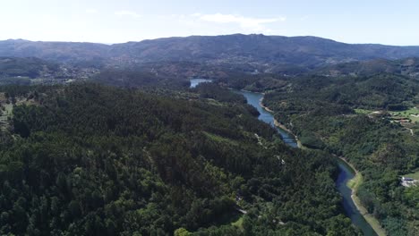 Río-En-Las-Montañas,-Imágenes-De-Drones-Del-Río-En-Las-Montañas
