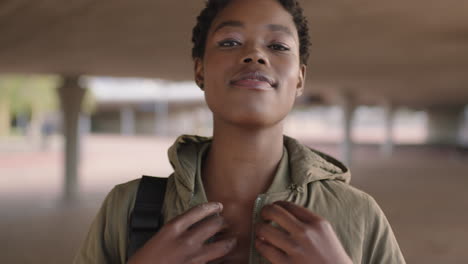 Retrato-De-Una-Joven-Estudiante-Afroamericana-Sonriendo-Confiada-Usando-Sudadera-Con-Capucha