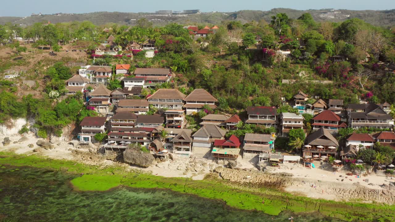 la ciudad de bingin en los acantilados de uluwatu durante la marea baja