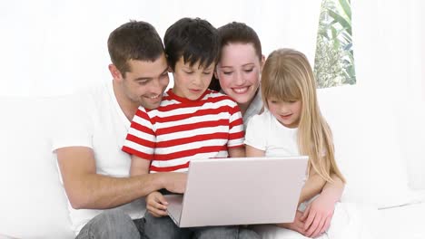 Glückliche-Familie-Zu-Hause-Beim-Surfen-Im-Internet