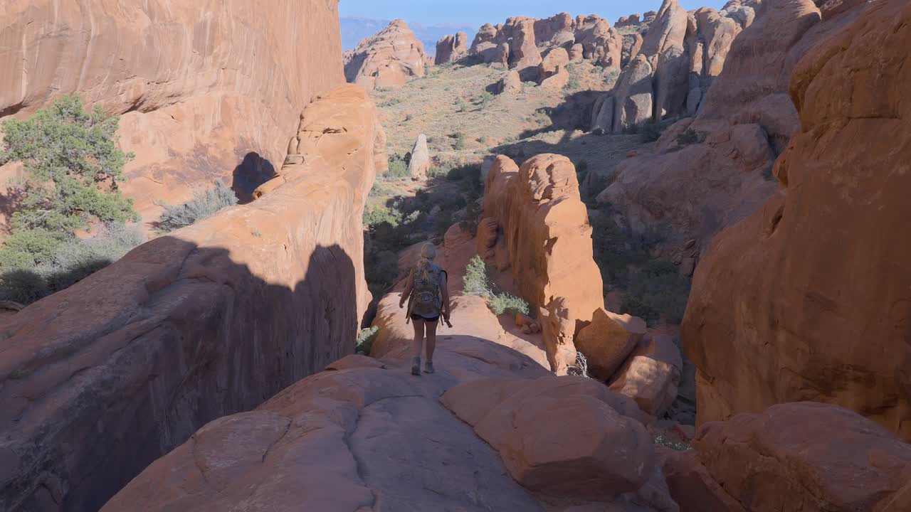 아치 국립 공원에서 하이킹하는 젊은 금발 여성, 슬로우 모션 절반 속도