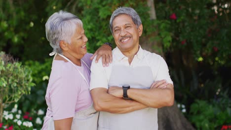 Video-De-Una-Feliz-Pareja-Birracial-De-Ancianos-Riéndose-En-El-Jardín