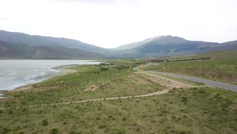 Luftfahrt-Zwischen-Reservoirwasserstraße-Mit-Blick-Auf-Die-Bergkette,-El-Mollar,-Dique-La-Angostura