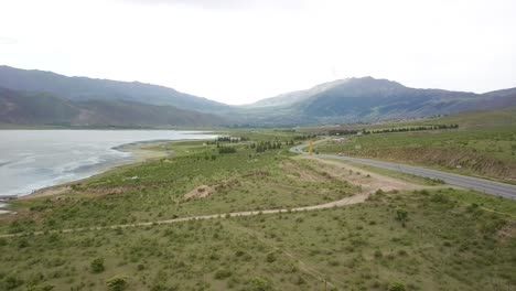 viaje aéreo entre las aguas del embalse camino con vistas por delante de la cordillera, el mollar, dique la angostura