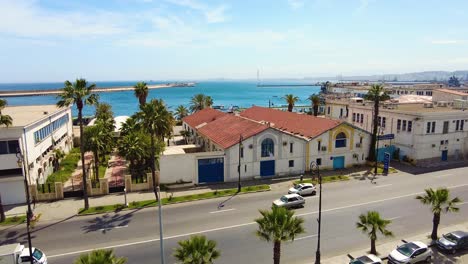 Toma-De-Drones-De-La-Carretera-Frente-Al-Mar-De-Argel-La-Capital-Con-El-Monumento-De-Los-Mártires