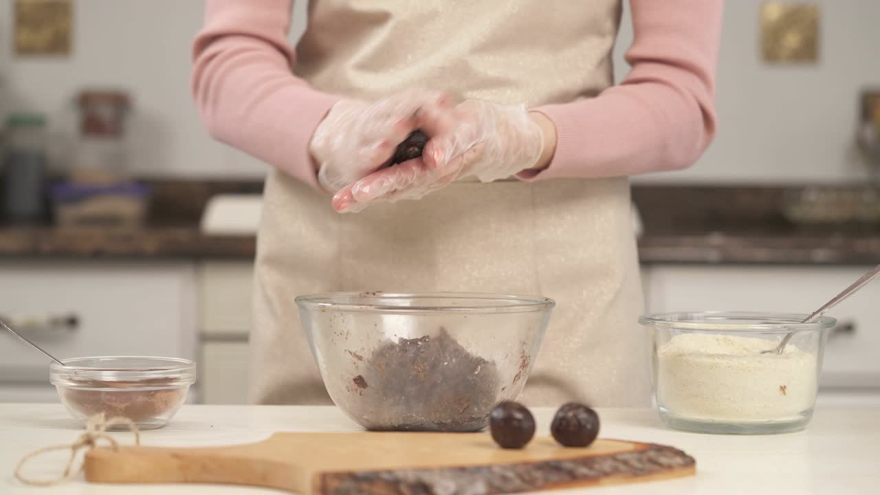 맛있는 초콜릿 사탕을 만드는 능숙한 주부. 건강한 영양 개념. 집에서 만든 사탕