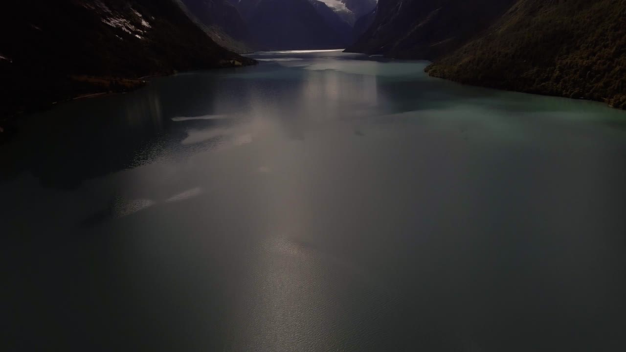 노르웨이 의 산 들 에 둘러싸인 호수 의 공중 사진