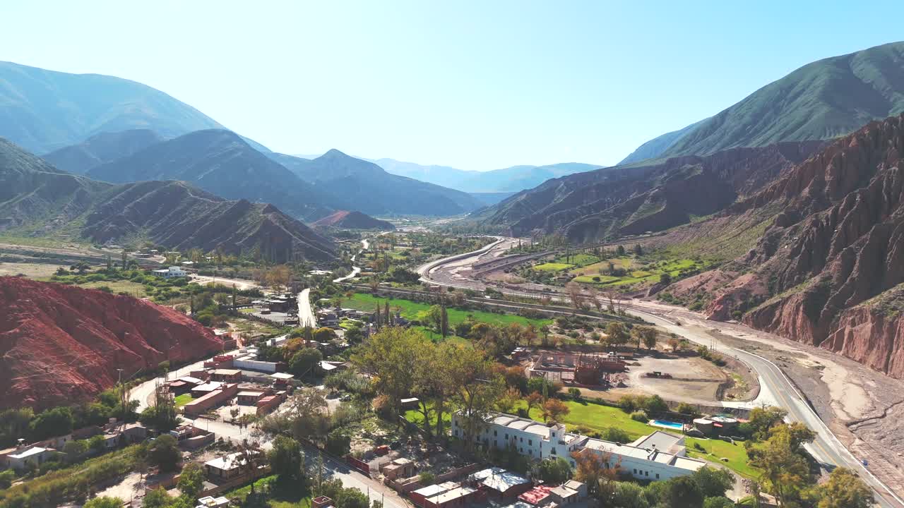 purmamarca, en jujuy, argentina. un día soleado