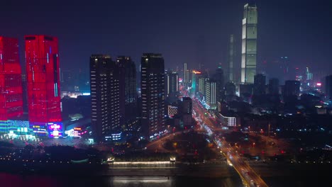 hora nocturna iluminada ciudad de changsha centro de la bahía ribereña puente de tráfico calle carretera panorama aéreo 4k china