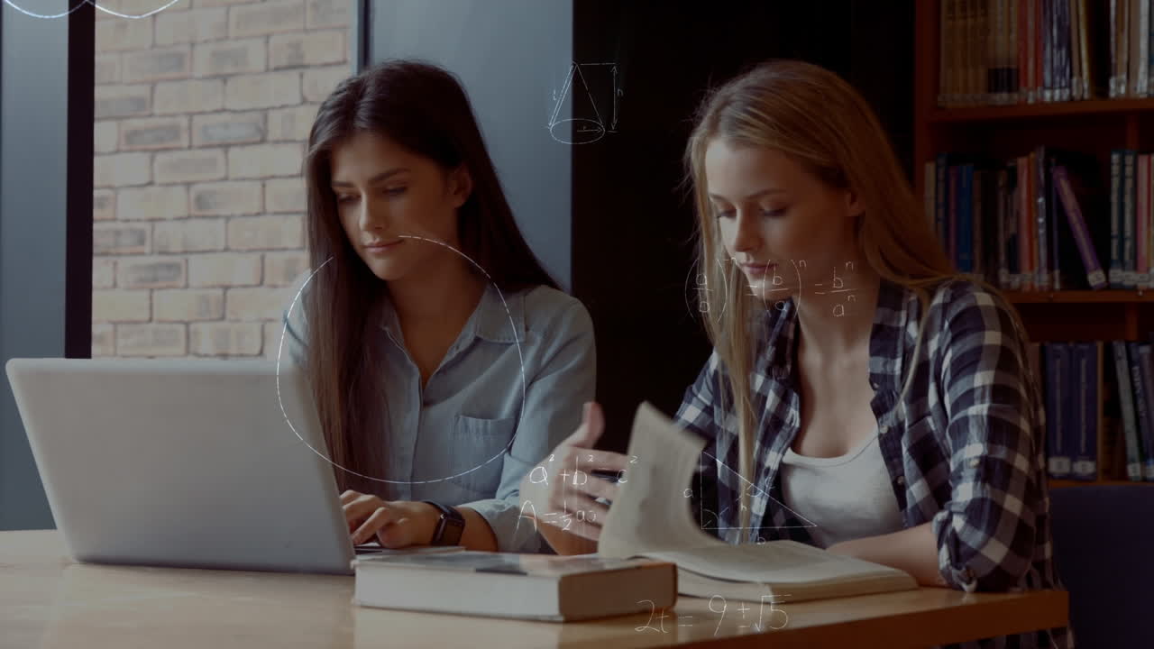 animación de fórmulas matemáticas sobre dos estudiantes caucásicas